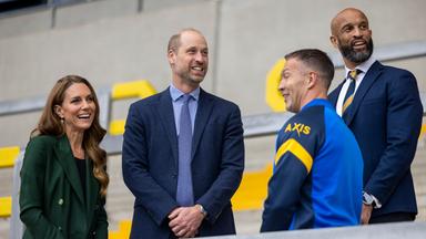 Das Bild zeigt Prinz William und Prinzessin Kate in einem Stadion in Leeds.