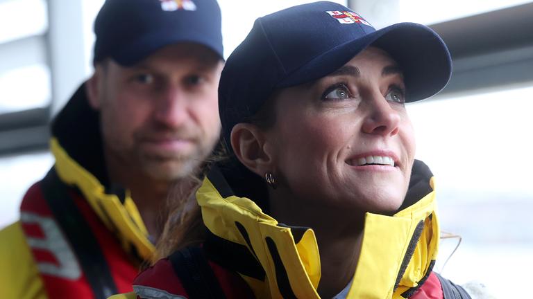 Kate (Vordergrund) und William (Hintergrund) sind an Bord eines Seenot-Rettungsbootes
