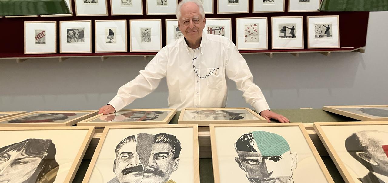 Der südafrikanische Zeichner und Filmkünstler William Kentridge sitzt bei der Präsentation einer großen Werkschau im Museum Folkwang vor und hinter seinen Werken.