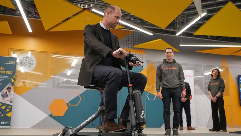 Prinz William testet Mobilitätsroller
