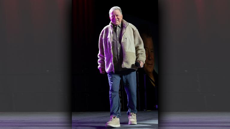 William Shatner geht über eine Bühne.