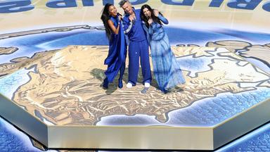 Robbie Williams, Nicole Scherzinger und Laura Pausini singen zusammen bei der Eröffnungsshow des WM-Finals 2026 in New York