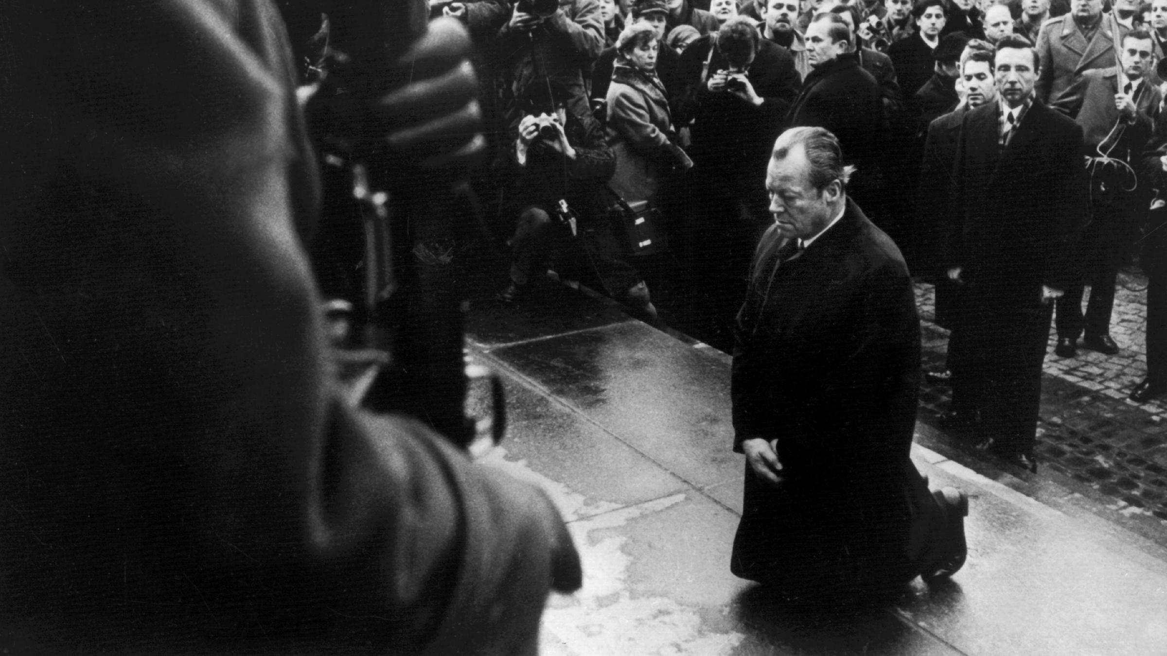 Bundeskanzler Willy Brandt kniet 1970 vor dem Mahnmal in Warschau