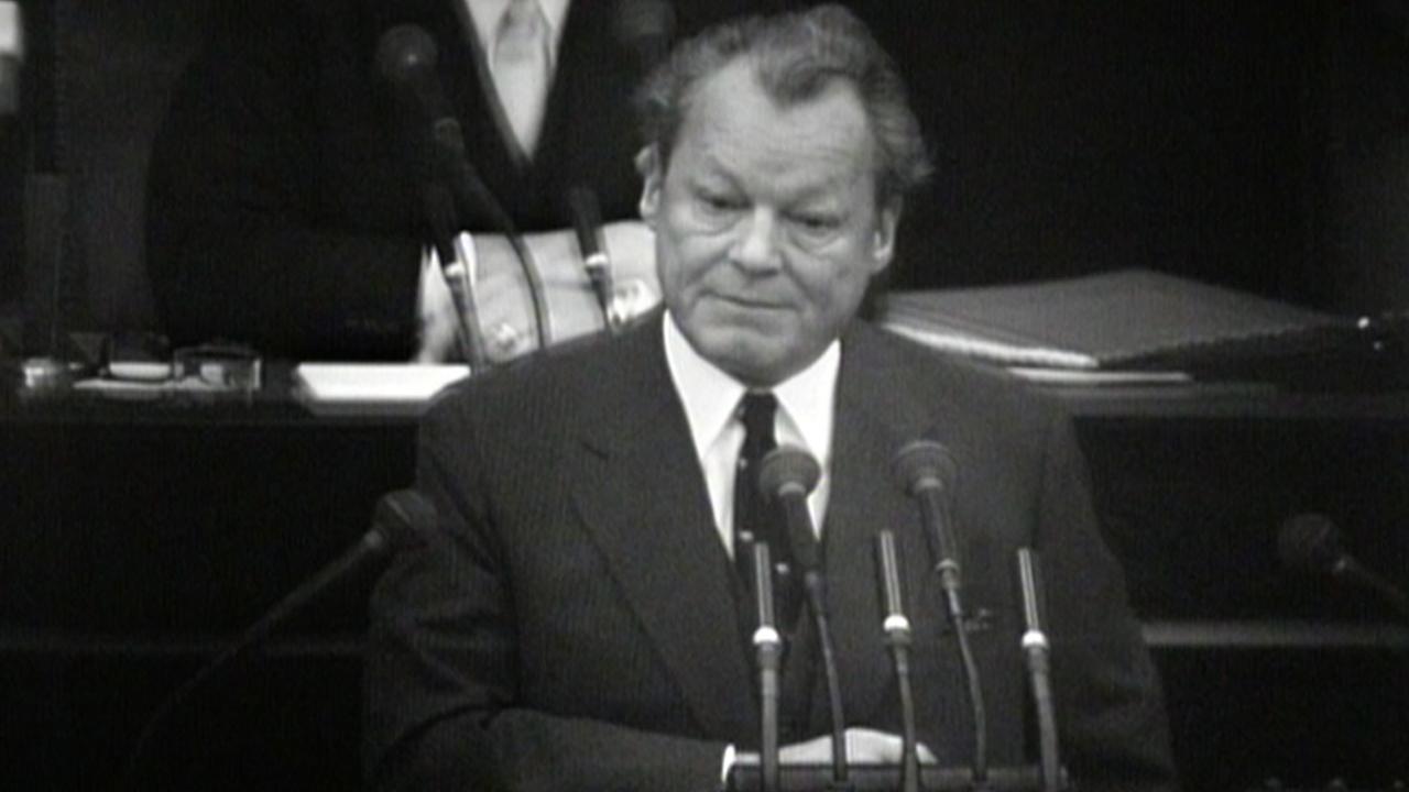 Willy Brandt bei seiner Rede im Bundestag.
