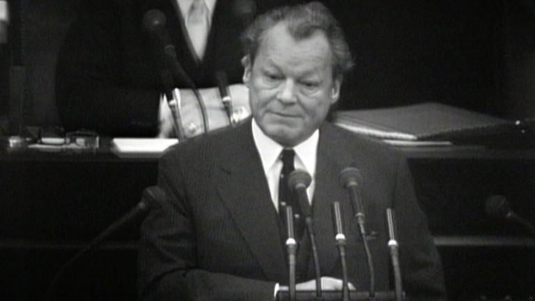 Willy Brandt bei seiner Rede im Bundestag.