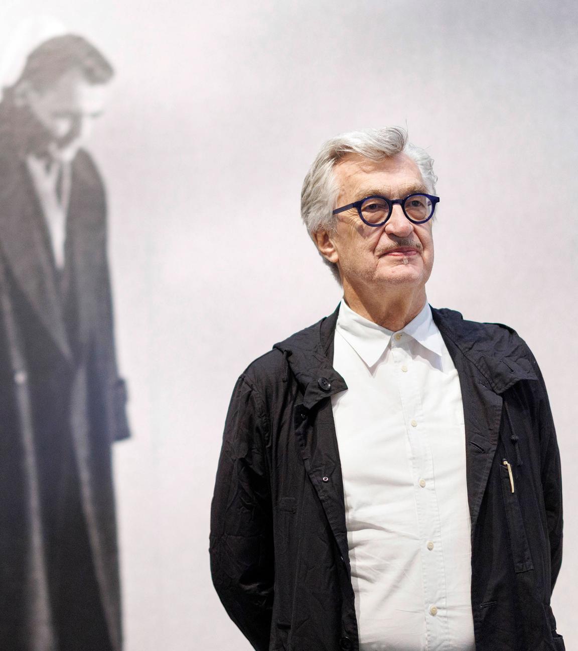 Filmregisseur Wim Wenders vor einer Szene aus seinem Film "Der Himmel über Berlin" beim Pressetermin zur immersiven Ausstellung "W.I.M. - Die Kunst des Sehens" am 30.07.2025 in der Bundeskunsthalle. 
