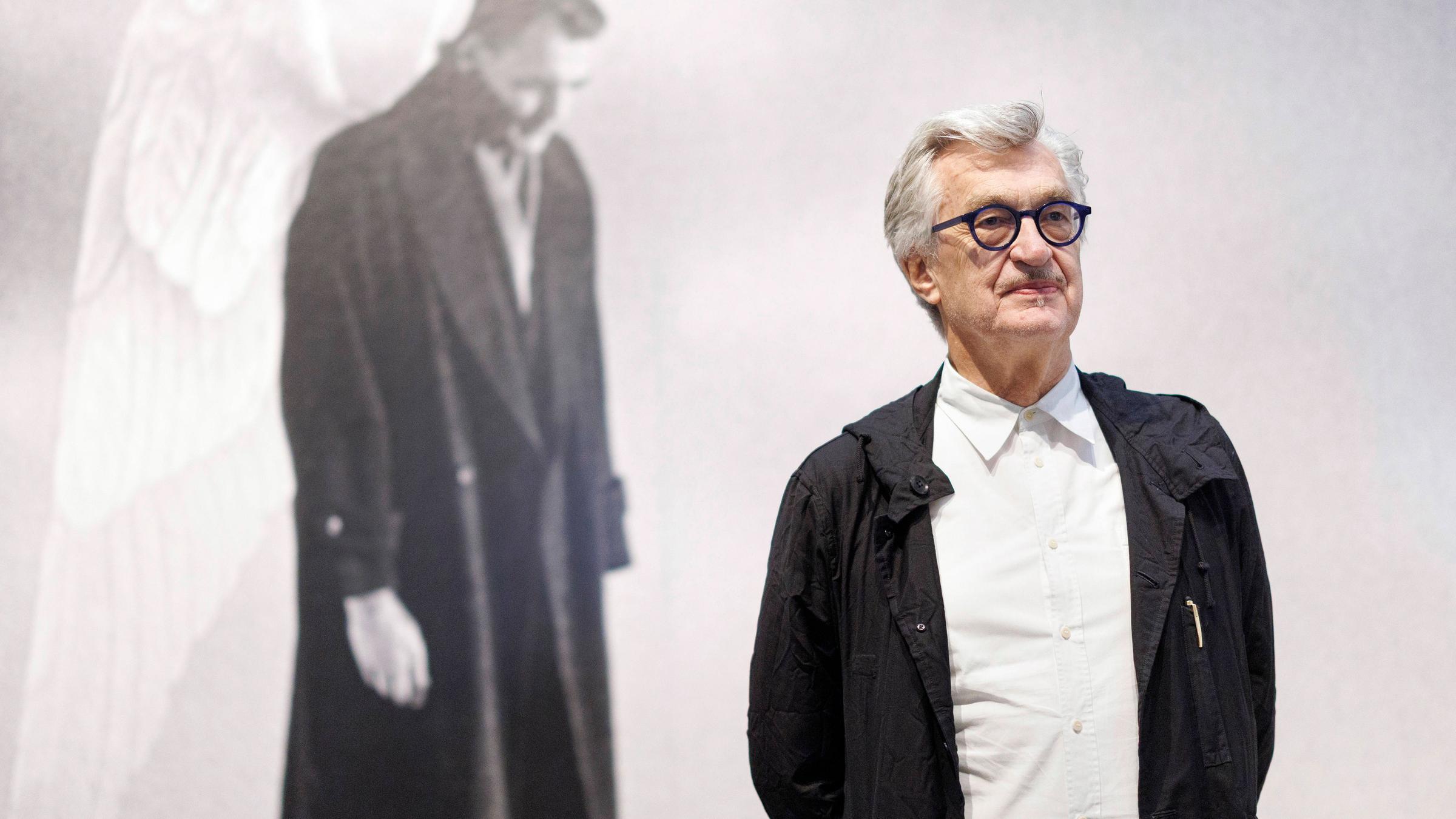 Filmregisseur Wim Wenders vor einer Szene aus seinem Film "Der Himmel über Berlin" beim Pressetermin zur immersiven Ausstellung "W.I.M. - Die Kunst des Sehens" am 30.07.2025 in der Bundeskunsthalle. 