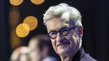 07.12.2024, Schweiz, Luzern: Wim Wenders, deutscher Regisseur und Preisträger des European Lifetime Achievement, kommt zur Verleihung des 37. Europäischen Filmpreises im Kultur- und Kongresszentrum KKL. 