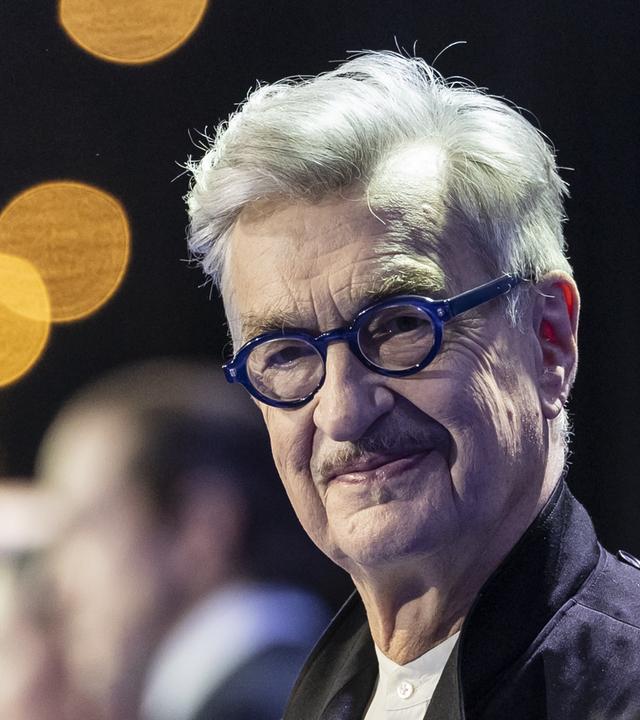 07.12.2024, Schweiz, Luzern: Wim Wenders, deutscher Regisseur und Preisträger des European Lifetime Achievement, kommt zur Verleihung des 37. Europäischen Filmpreises im Kultur- und Kongresszentrum KKL. 