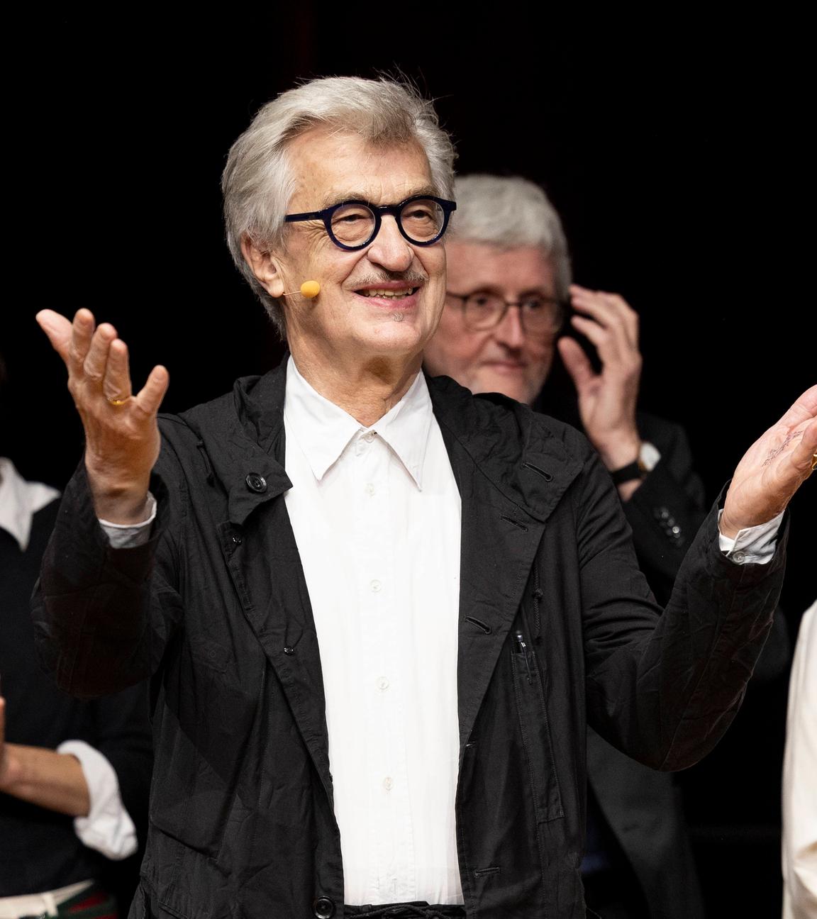 Filmemacher und Künstler Wim Wenders bei der Eröffnung seiner Ausstellung in der Bundeskunsthalle in Bonn.
