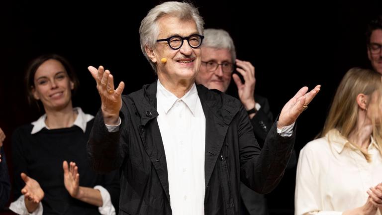 Filmemacher und Künstler Wim Wenders bei der Eröffnung seiner Ausstellung in der Bundeskunsthalle in Bonn.