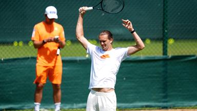Großbritannien, London: Tennis: Wimbledon, Training, im All England Lawn Tennis and Croquet Club, Alexander Zverev aus Deutschland trainiert vor dem Wimbledon Turnier.
