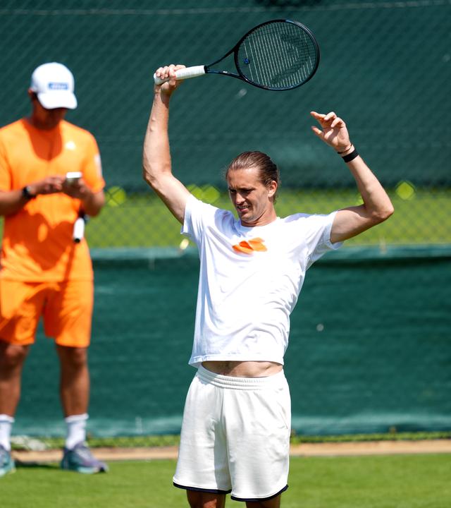 Großbritannien, London: Tennis: Wimbledon, Training, im All England Lawn Tennis and Croquet Club, Alexander Zverev aus Deutschland trainiert vor dem Wimbledon Turnier.