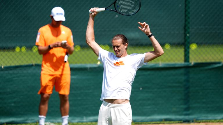 Großbritannien, London: Tennis: Wimbledon, Training, im All England Lawn Tennis and Croquet Club, Alexander Zverev aus Deutschland trainiert vor dem Wimbledon Turnier.