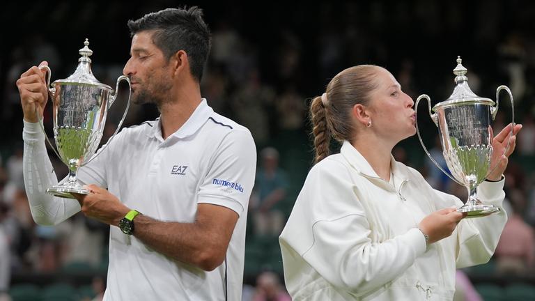 Jelena Ostapenko und Marcelo Arévalo küssen nach ihrem Sieg im Mixed-Doppelfinale von Wimbledon 2026 die Trophäe.
