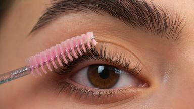 Wimpernserum: Wie gefährlich sind diese Produkte?