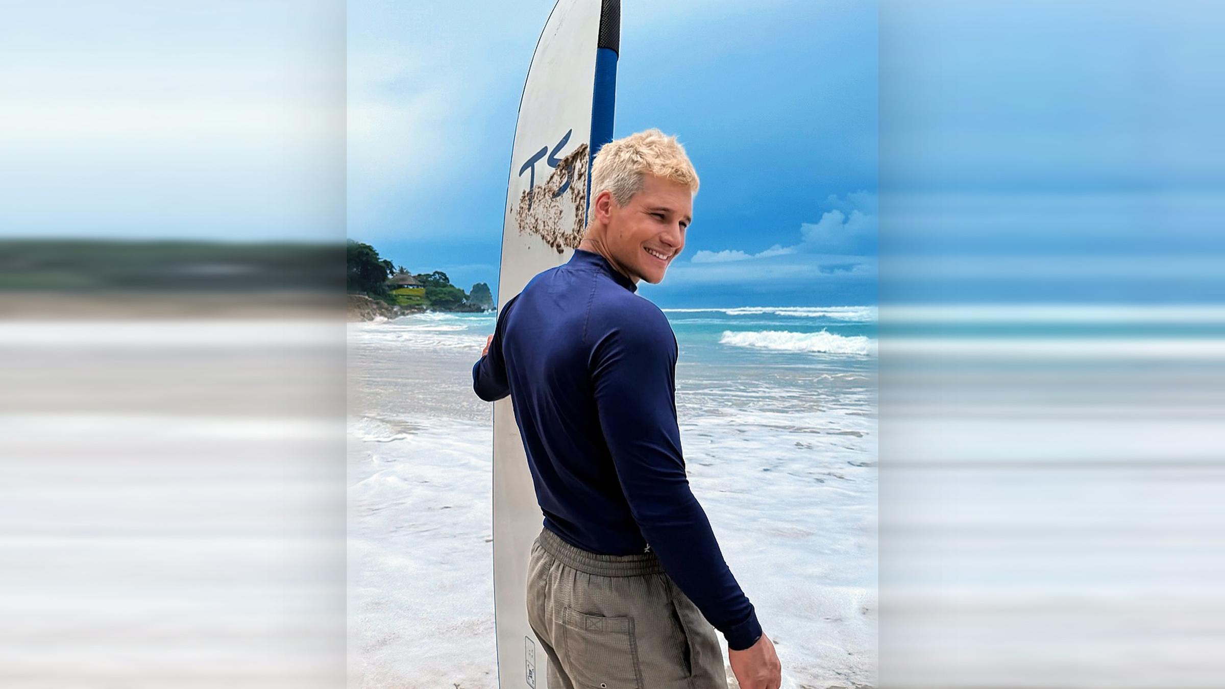 Wincent Weiss zeigt sich mit blondem Haar und Surfboard auf einem Urlaubsfoto in Thailand.
