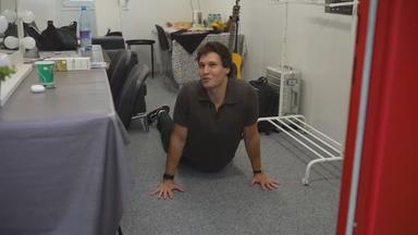 Wincent Weiss macht Yoga im Backstage