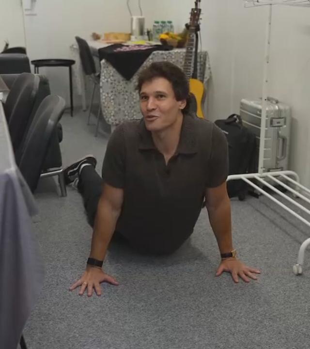 Wincent Weiss macht Yoga im Backstage