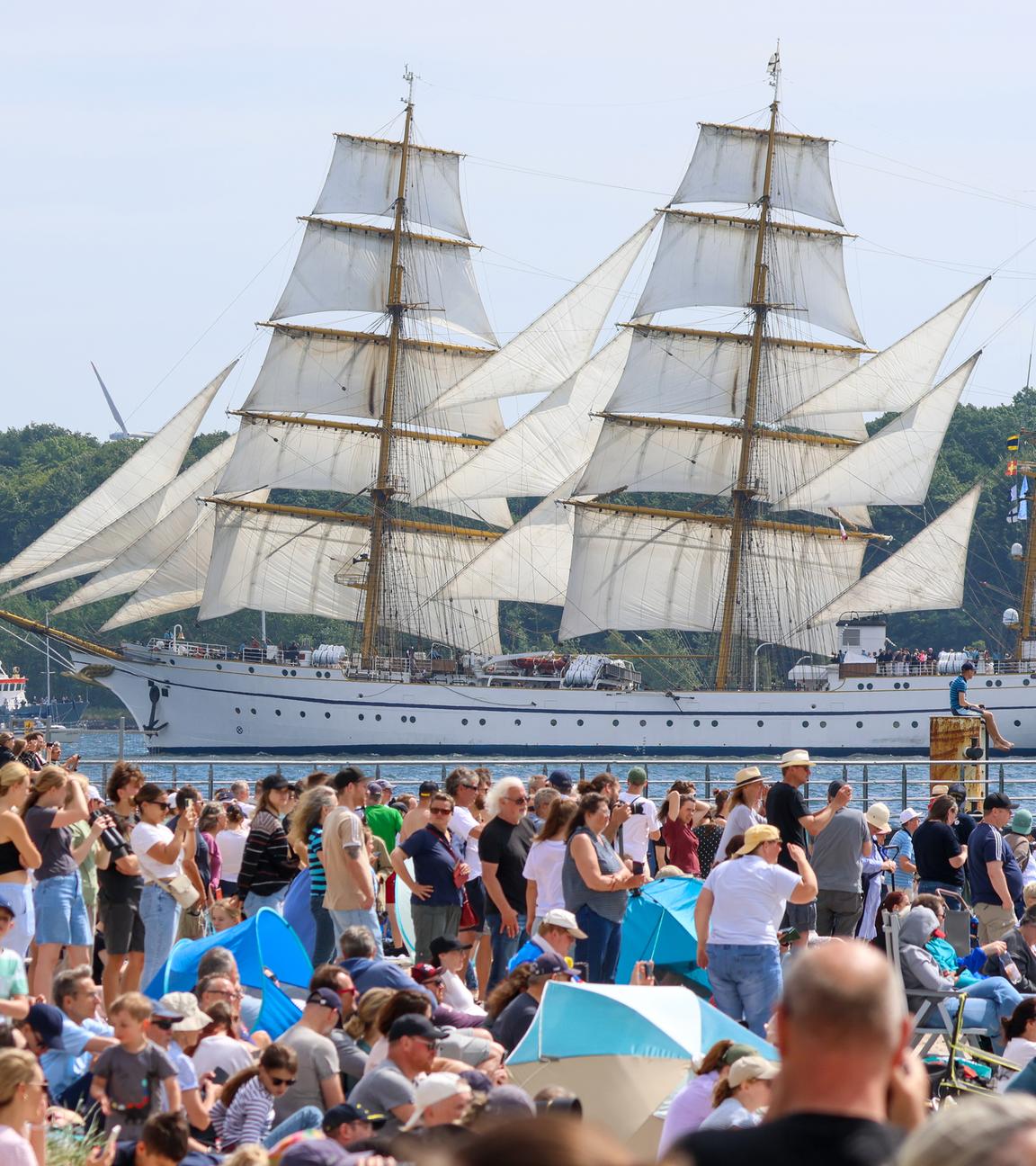 Angeführt vom Segelschulschiff «Gorch Fock» startet die traditionelle Windjammerparade zur Kieler Woche. 