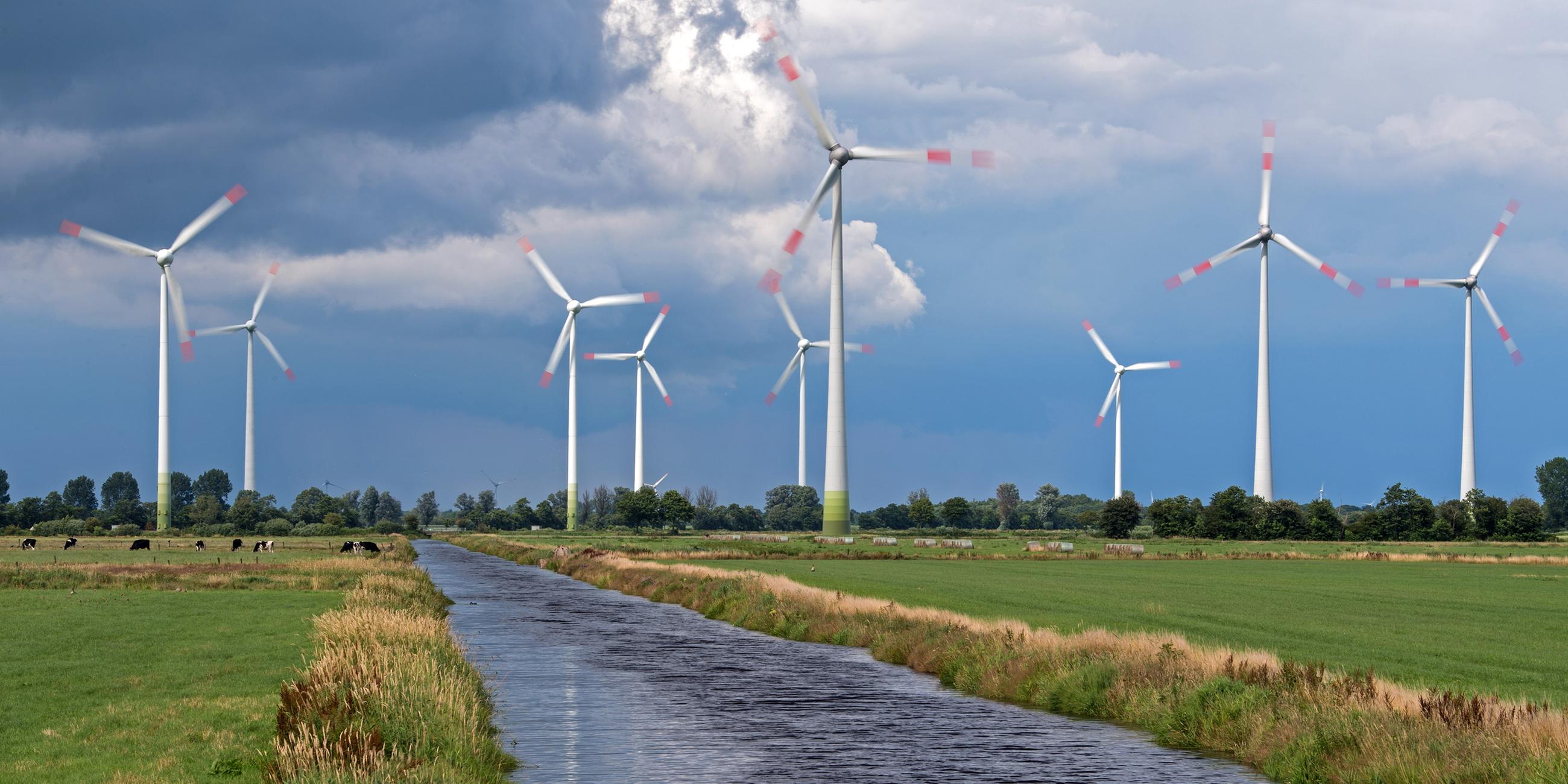 Regenwolken ziehen über einen Windpark bei Riepe (Niedersachsen)