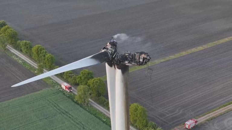 Windkraftanlage geht in Flammen auf