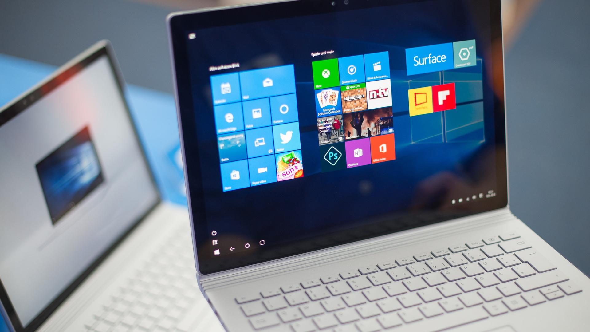 Zwei Notebooks stehen auf einem Tisch. Auf dem Bildschirm sieht man die Benutzeroberfläche von Windows 10.