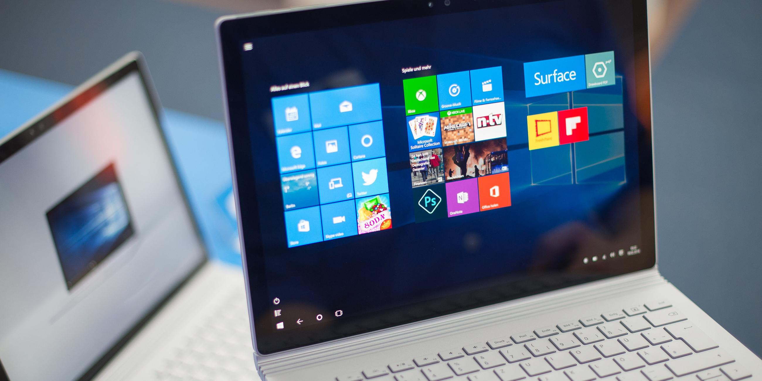 Zwei Notebooks stehen auf einem Tisch. Auf dem Bildschirm sieht man die Benutzeroberfläche von Windows 10.