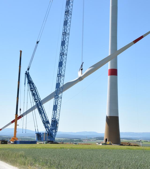 Rotor eines Windrades wird an einem Kran hochgezogen