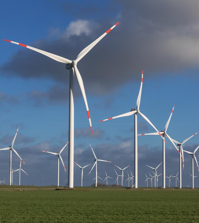 Windräder in einem Windpark bei Reußenköge an der Nordsee in Nordfriesland