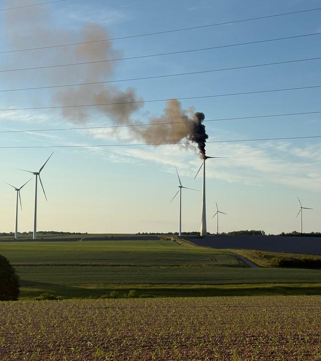 Ein Windrad bei der Autobahn 7 in Unterfranken ist in Brand geraten.