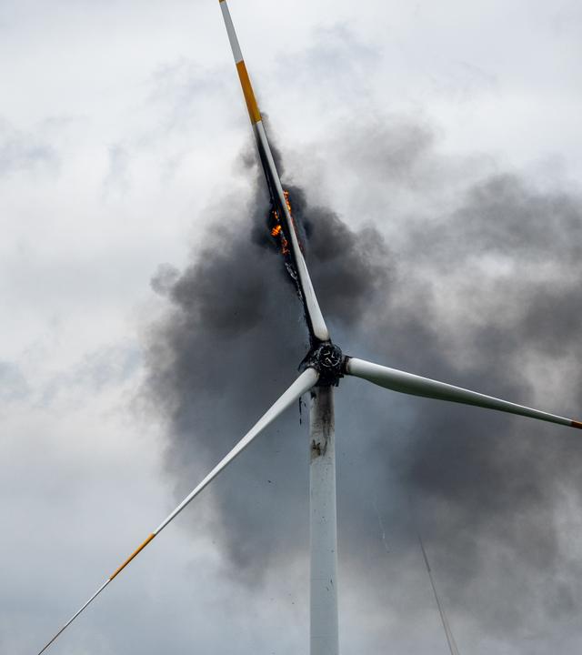 14.06.2026, Nordrhein-Westfalen, Bönen: Teile eines Windrades sind in Flammen aufgegangen.