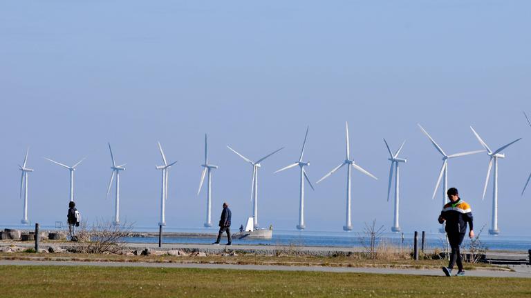 Das Foto zeigt mehrere Windräder in Dänemark.