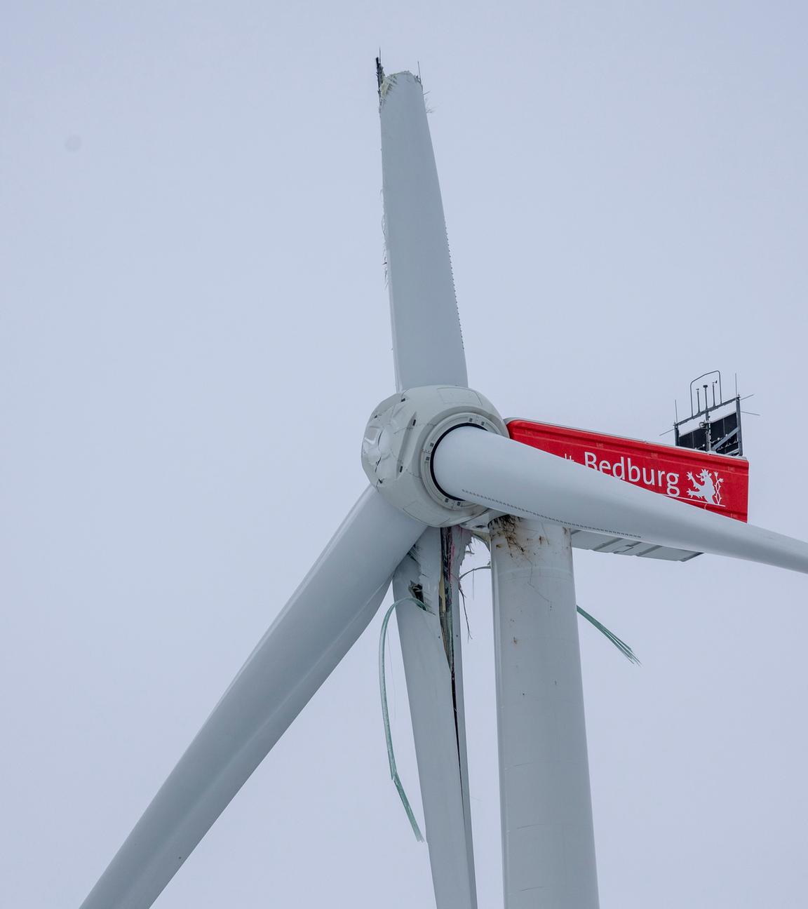 Autobahn wegen beschädigtem Windrad gesperrt