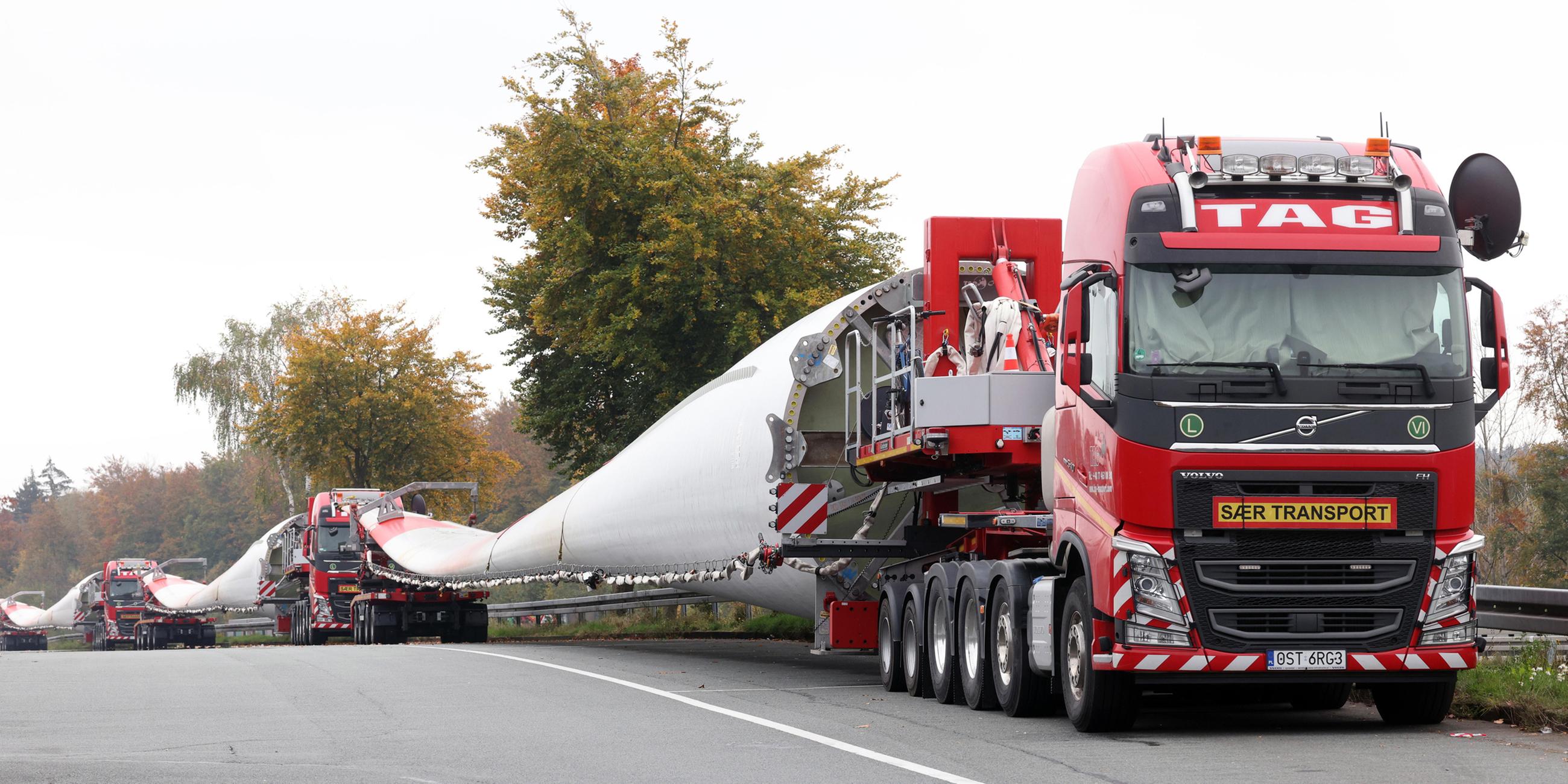 Schwertransporter mit Rotorblättern