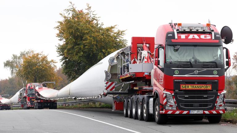 Schwertransporter mit Rotorblättern