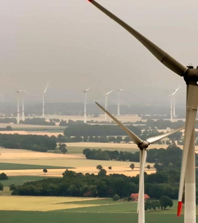Landschaft mit Windrädern