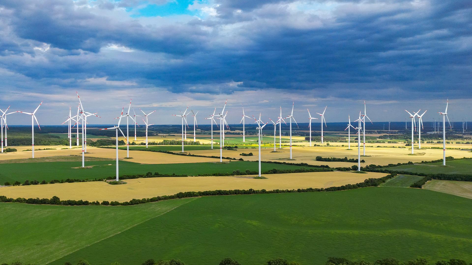Wolken ziehen über die Landschaft mit vielen Windenergieanlagen im Windpark "Odervorland" in Petersdorf (Brandenburg) 