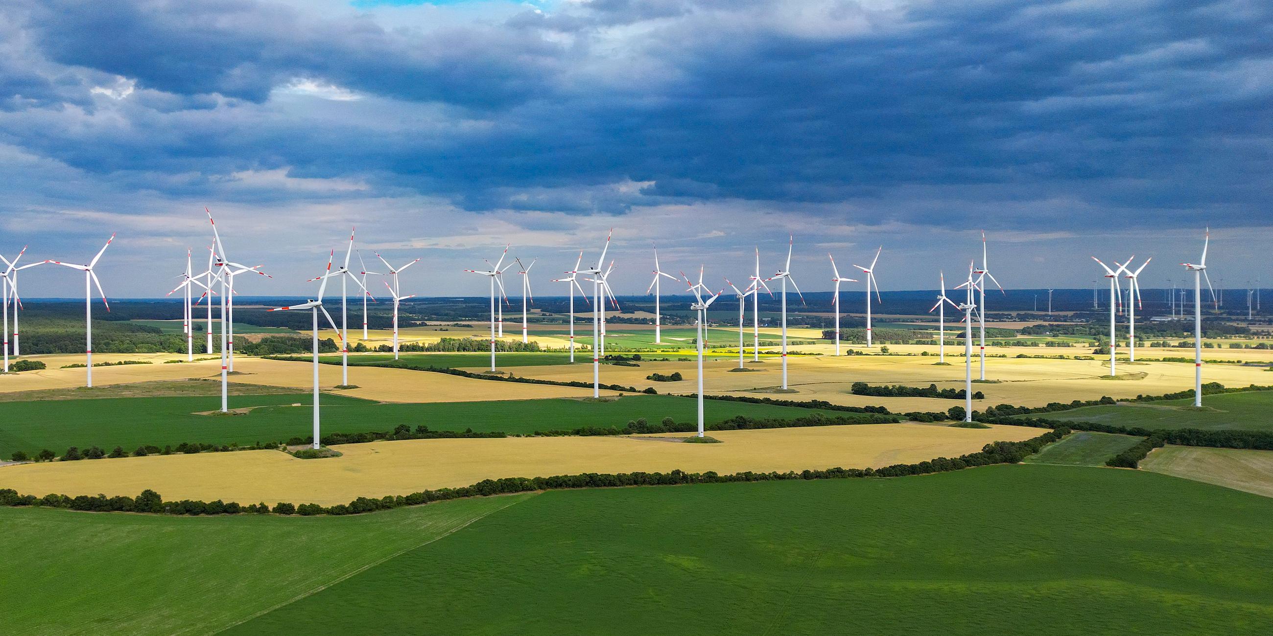 Wolken ziehen über die Landschaft mit vielen Windenergieanlagen im Windpark "Odervorland" in Petersdorf (Brandenburg) 