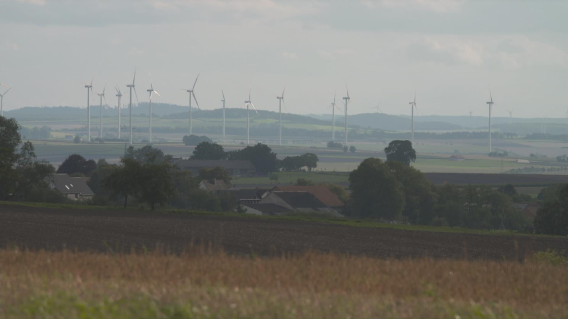 Auf dem Bild sind Windräder in Nordrhein-Westfalen zu sehen.