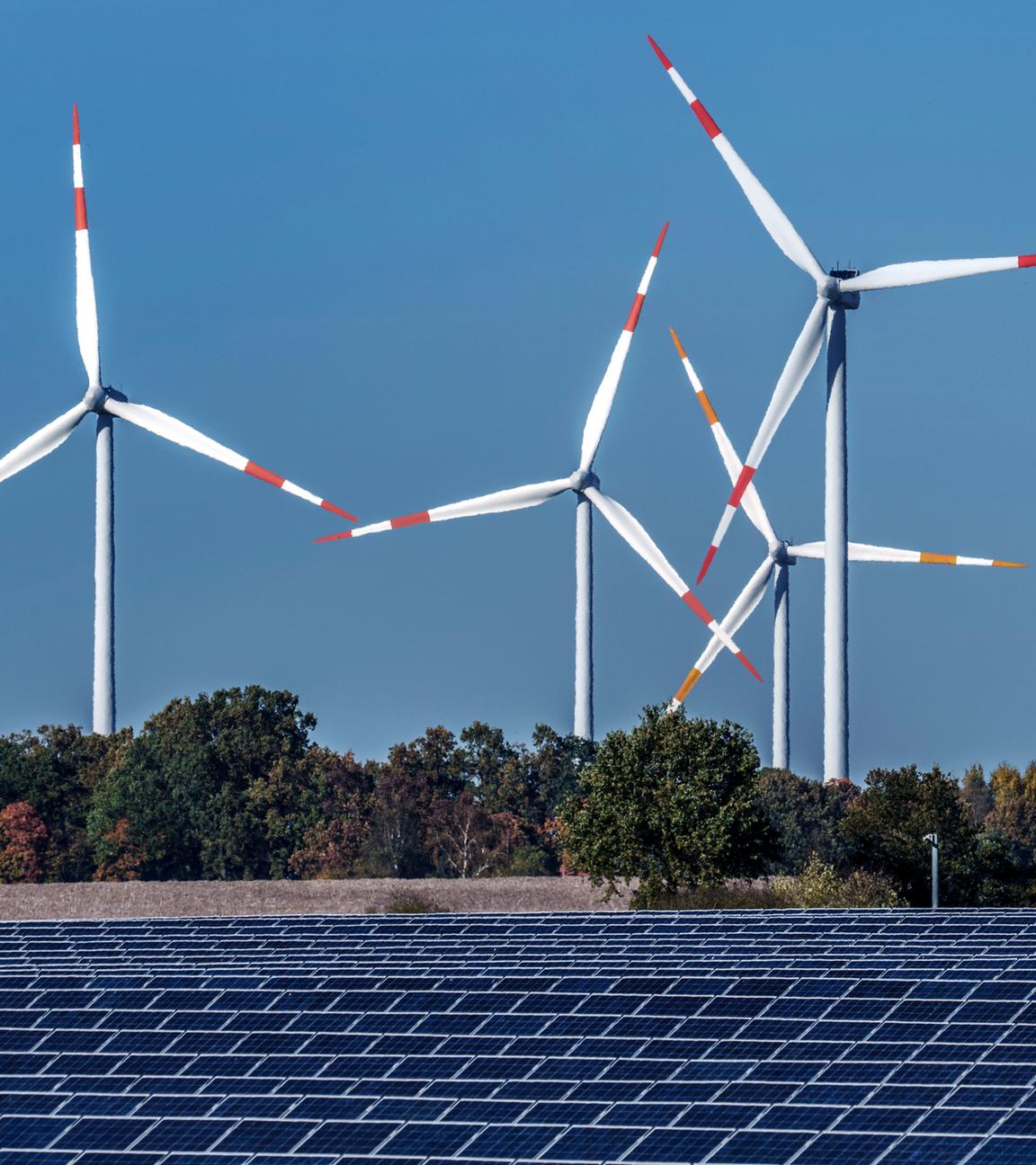 Windräder und Solaranlage