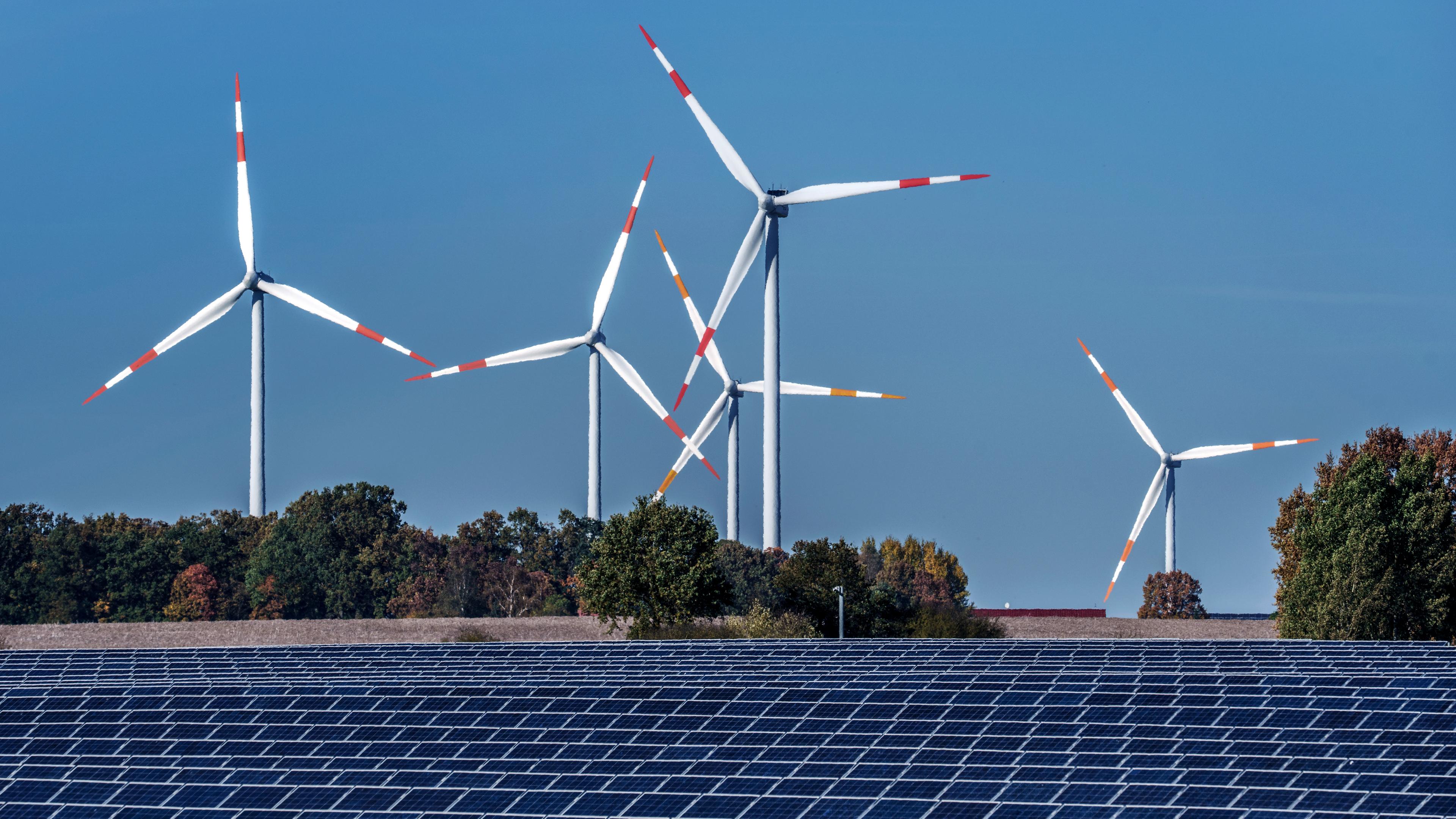 Windräder und Solaranlage