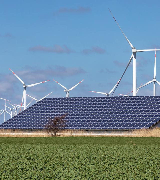 Landwirtschaftliches Gebäude mit Solardach und Windräder