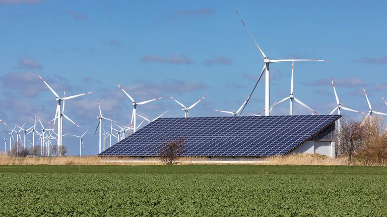 Landwirtschaftliches Gebäude mit Solardach und Windräder