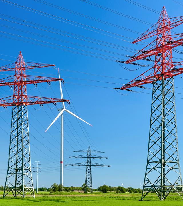 Windräder und Strommasten in Curslack (Archivfoto)