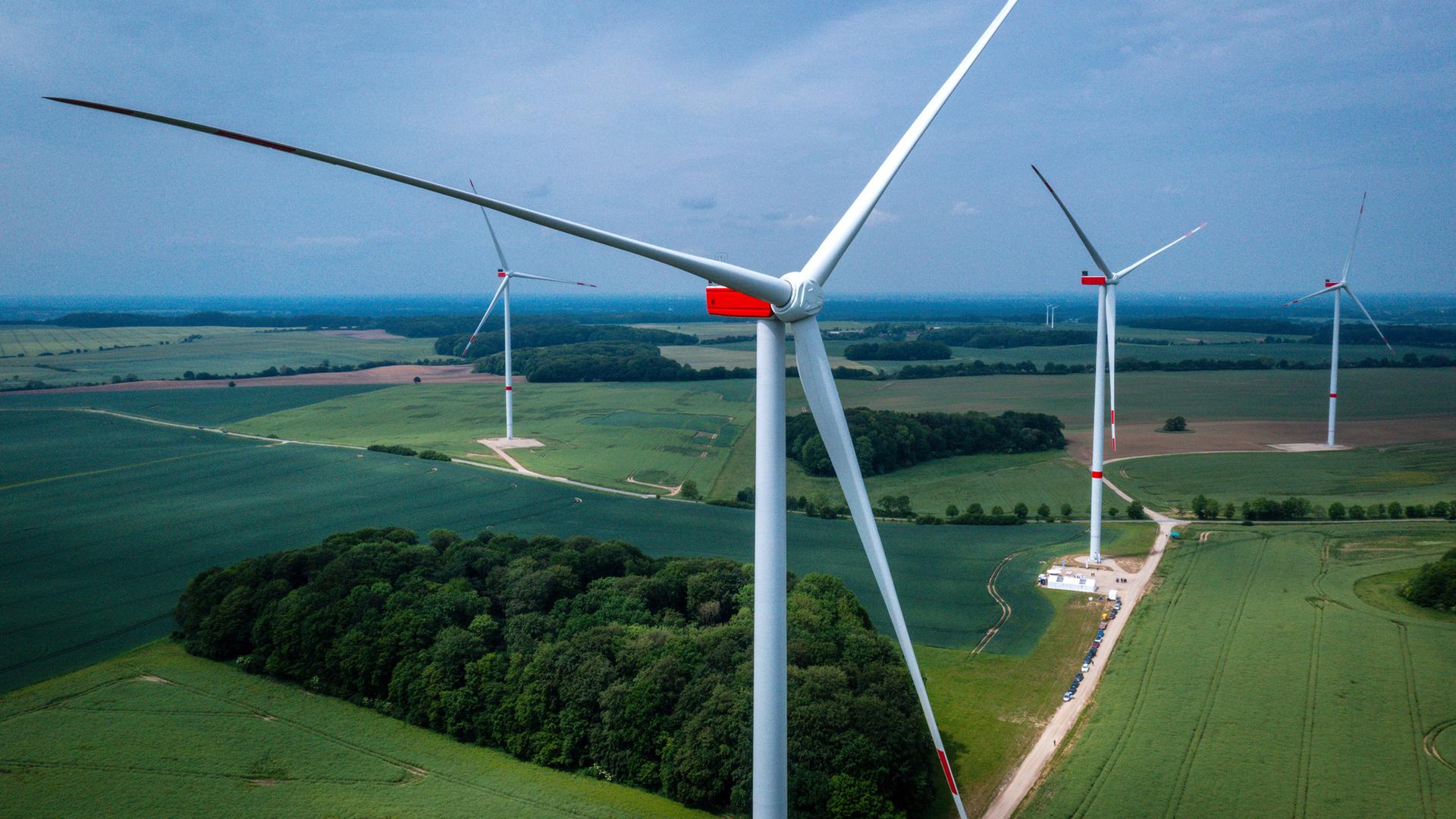 Windräder drehen sich im neuen Windpark Rieps