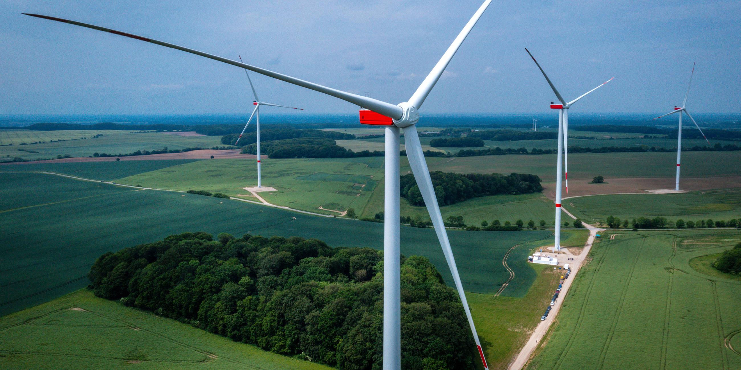 Windräder drehen sich im neuen Windpark Rieps