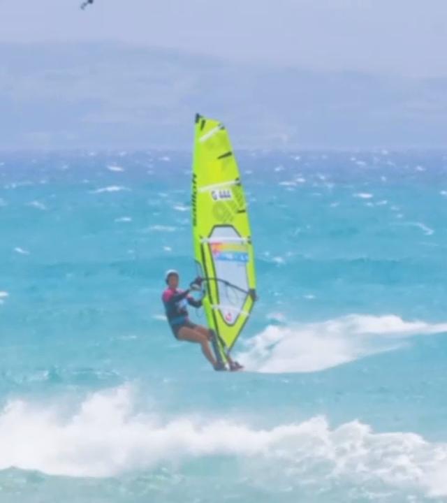 Windsufer*in Lisa Kloster am surfen