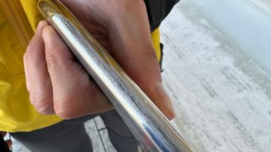 Die Kufe des Bob vom deutschen Team von Johannes Lochner ist wegen der kaputten Fahrrinne zerkratzt.