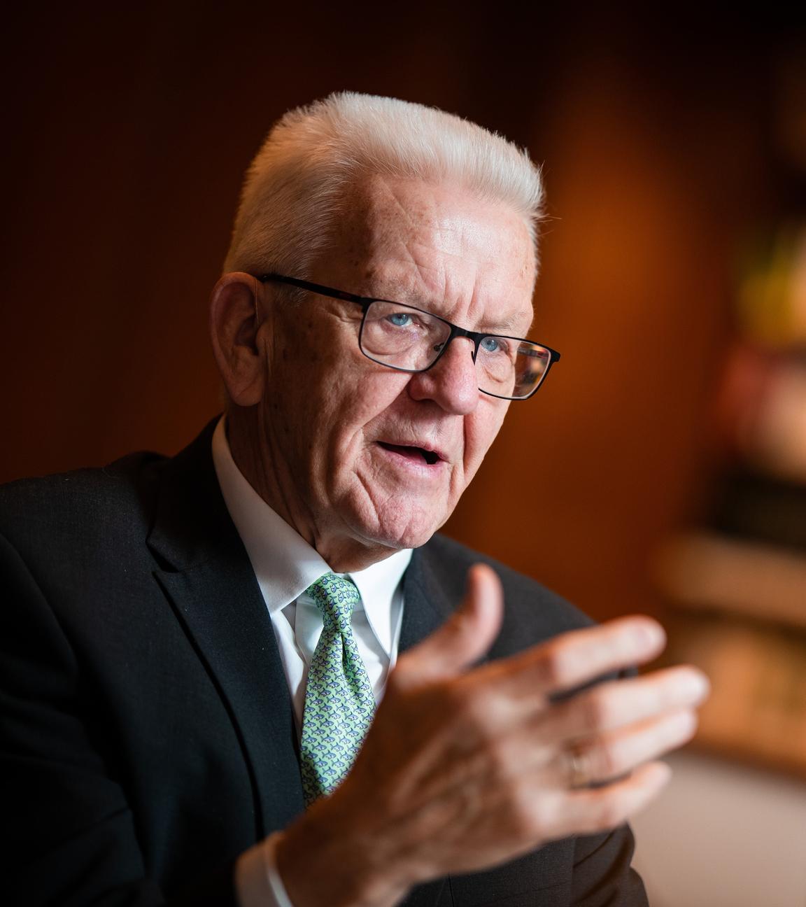 Winfried Kretschmann (Bündnis 90/Die Grünen), Ministerpräsident von Baden-Württemberg, spricht bei einem Interview im Staatsministerium am 19.12.2024 in Stuttgart. 